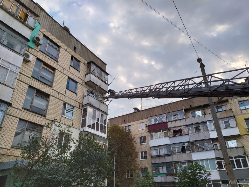 В Марганце спасатели разбирали стекла на балконе - рис. 1