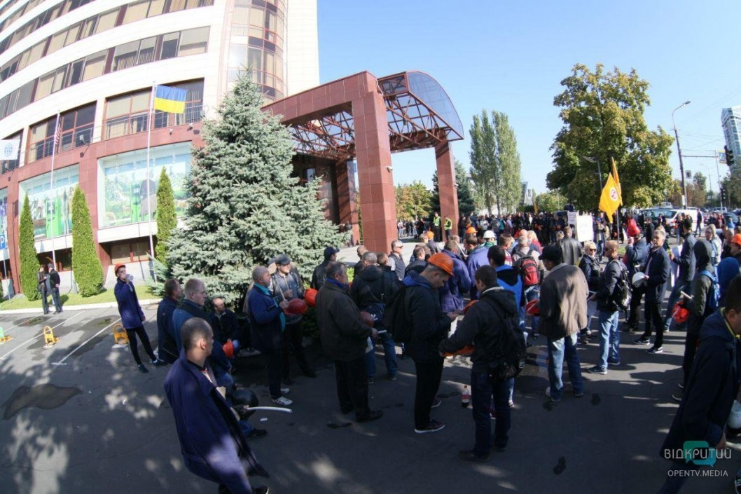 Под главным офисом ПриватБанка в Днепре проходит митинг - рис. 5