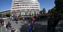 Под главным офисом ПриватБанка в Днепре проходит митинг - рис. 14