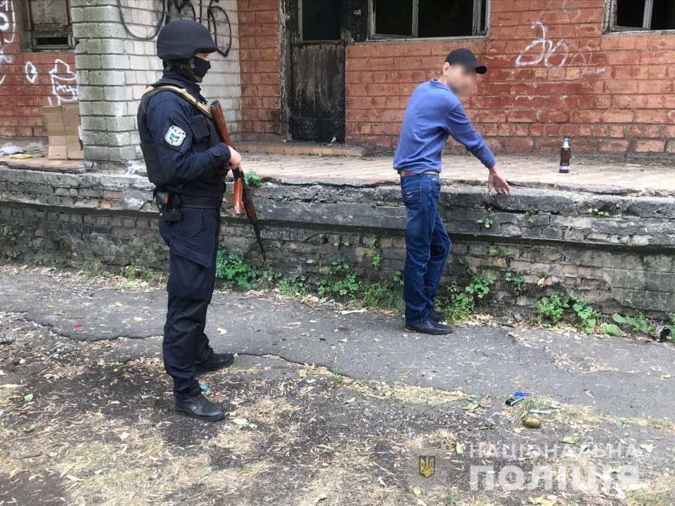 В Покрове мужчина вышел попить пива с гранатой в кармане - рис. 1