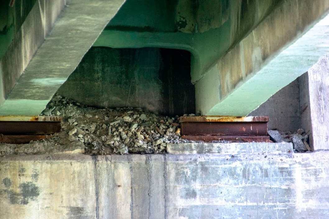 Гнилые балки и трещины: активисты провели инспекцию Нового моста перед открытием - рис. 9