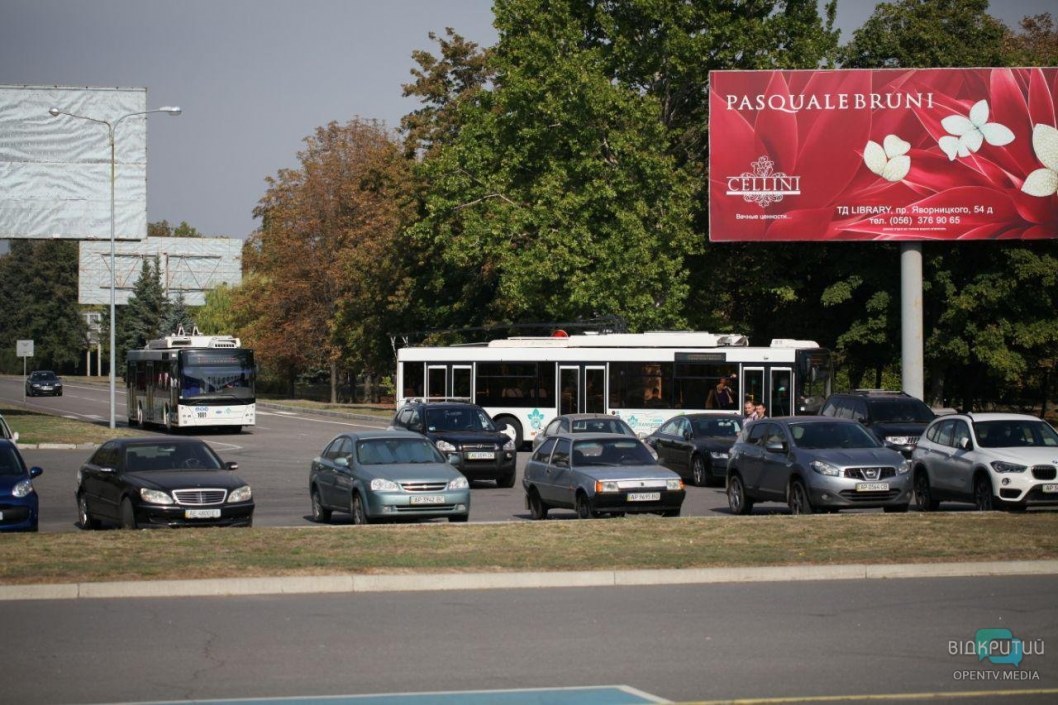 Перед приездом Зеленского в аэропорту Днепра появились троллейбусы - рис. 2