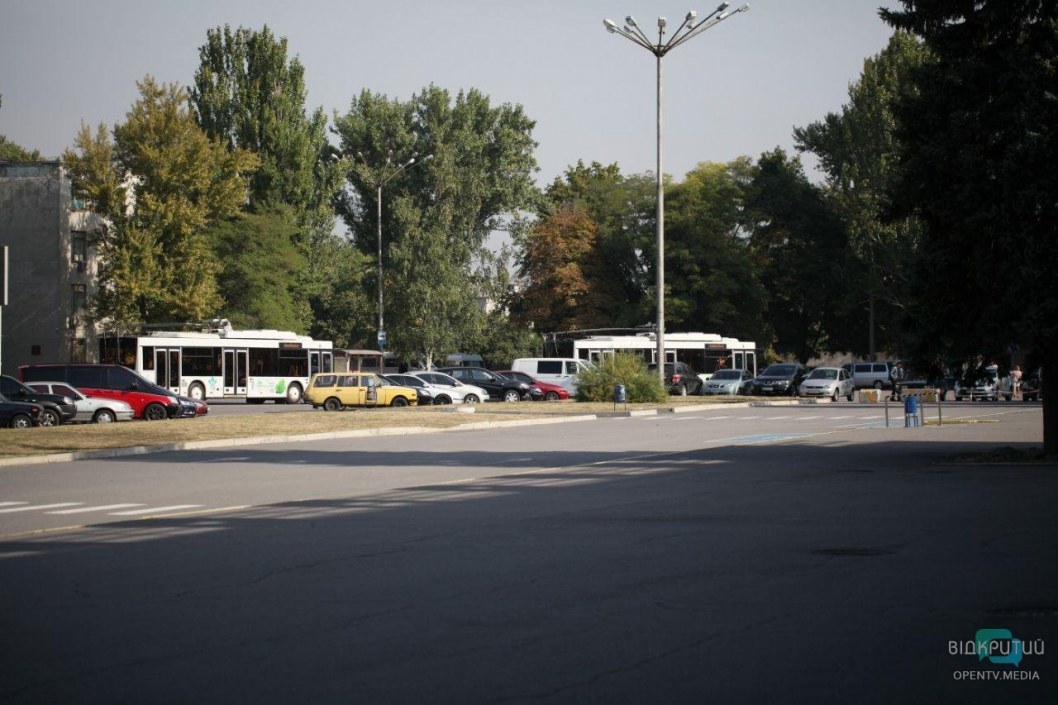Перед приездом Зеленского в аэропорту Днепра появились троллейбусы - рис. 3