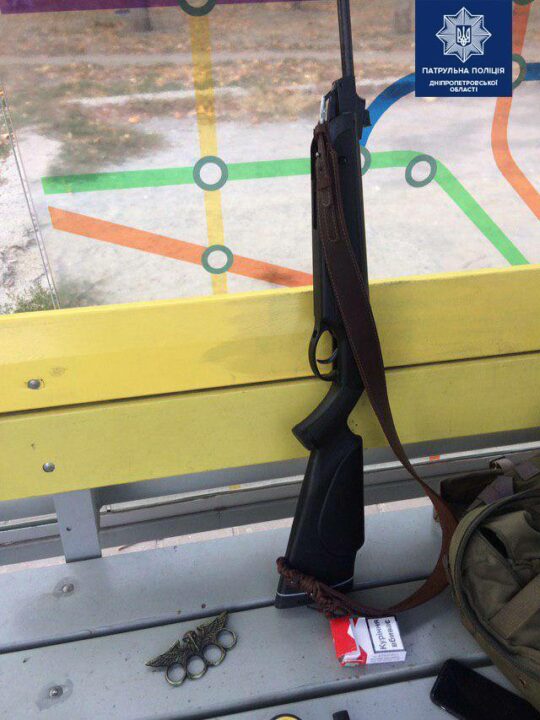 В Днепре на остановке общественного транспорта пьяные стреляли из ружья - рис. 2