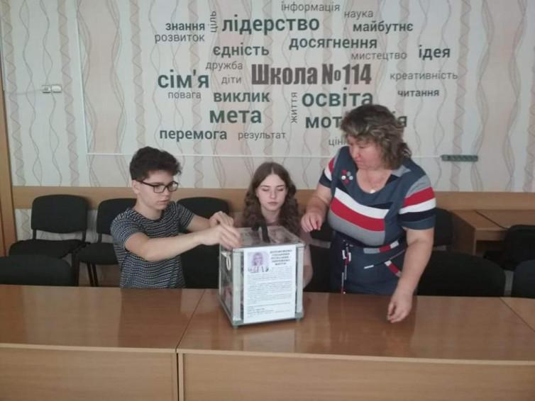 В Днепропетровской области школьники отказались от цветов ради помощи онкобольной учительнице - рис. 2