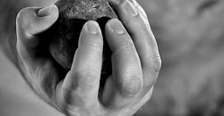 Днепрянина, который бросил камень в пассажира трамвая, подозревают в хулиганстве - рис. 9