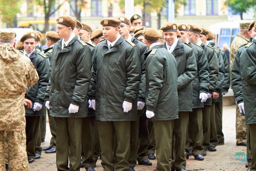 В Днепре более ста парней дали клятву военного лицеиста - рис. 6