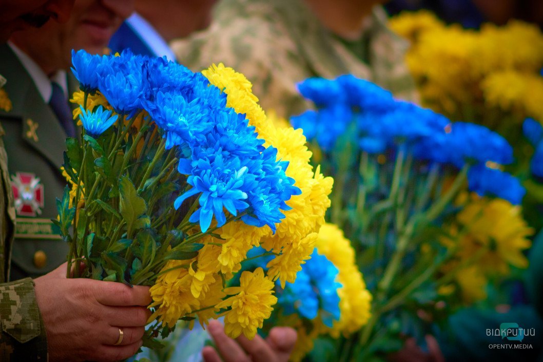 День памяти, праздник, дети в беретах и счастливые парочки: как Днепр отпраздновал День защитника Украины - рис. 3