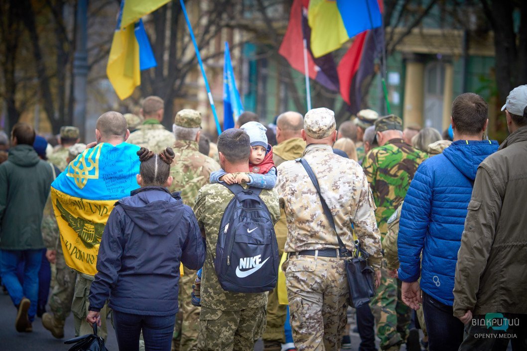 День памяти, праздник, дети в беретах и счастливые парочки: как Днепр отпраздновал День защитника Украины - рис. 8