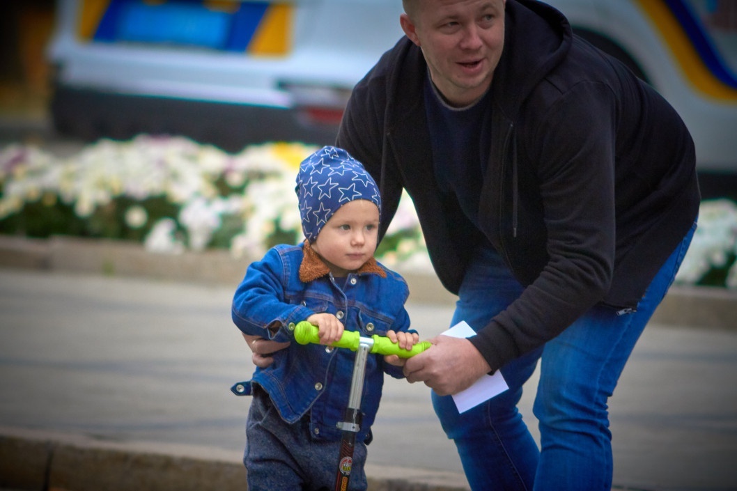 День памяти, праздник, дети в беретах и счастливые парочки: как Днепр отпраздновал День защитника Украины - рис. 24