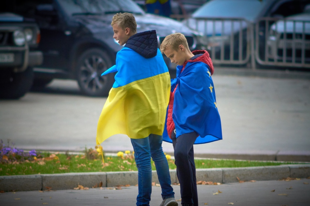 День памяти, праздник, дети в беретах и счастливые парочки: как Днепр отпраздновал День защитника Украины - рис. 25