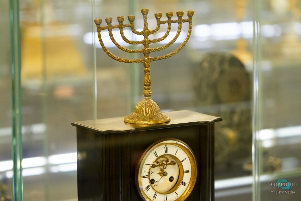 В еврейском центре "Менора" показали экспозицию древних часов - рис. 22