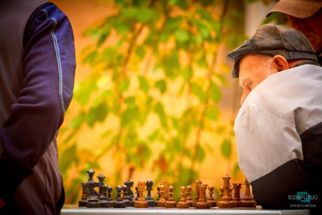 Как шахматисты проводят досуг в осеннем парке Днепра - рис. 8
