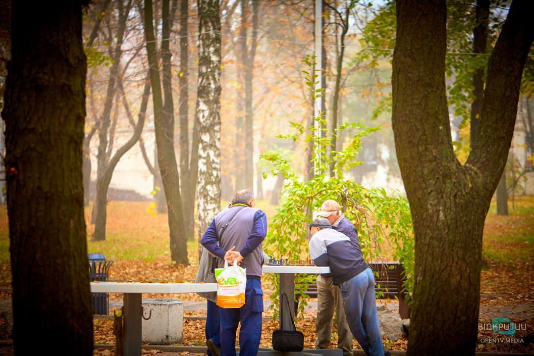 Как шахматисты проводят досуг в осеннем парке Днепра - рис. 9