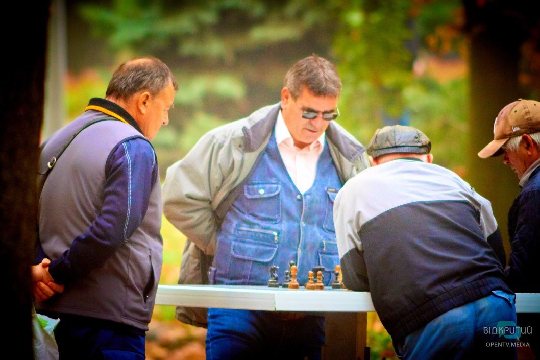 Как шахматисты проводят досуг в осеннем парке Днепра - рис. 10
