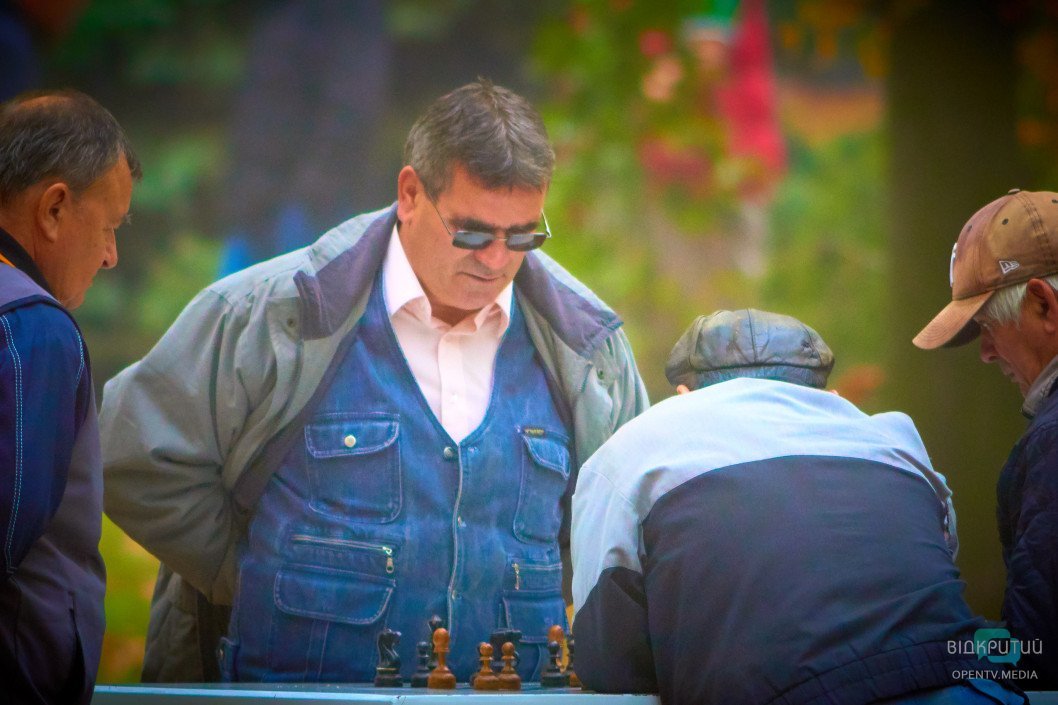 Как шахматисты проводят досуг в осеннем парке Днепра - рис. 11