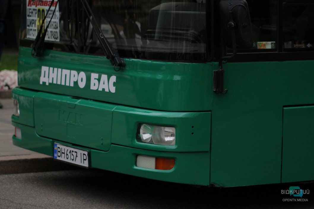 Вот это махины: в Днепр привезли 11-метровые автобусы - рис. 1