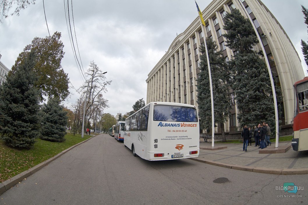 Вот это махины: в Днепр привезли 11-метровые автобусы - рис. 3