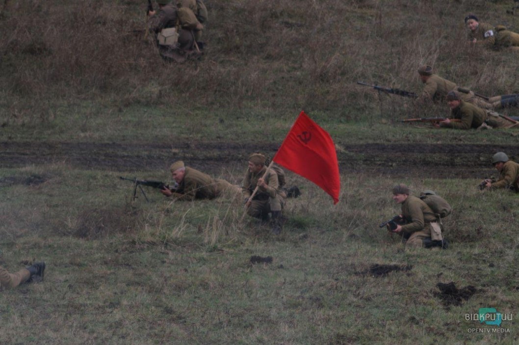Нацистская форма, красное знамя и залпы артиллерии: в Днепре провели масштабные бои - рис. 5