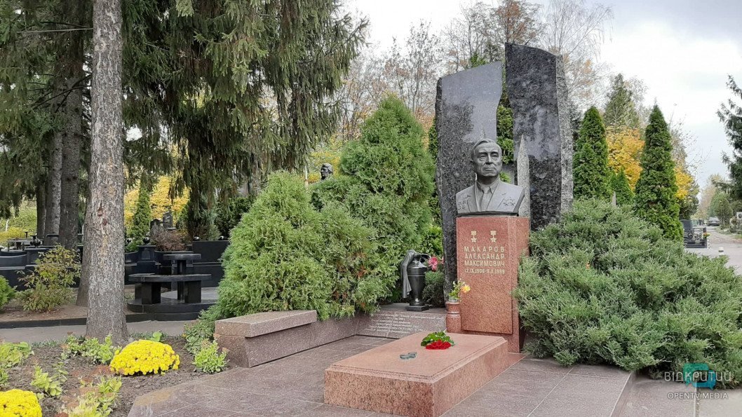 Политики, ракетчики и спортсмены: кто из известных днепрян похоронен на Запорожском кладбище - рис. 1