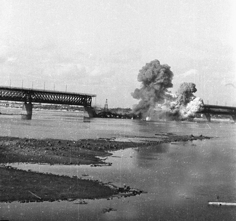 Взорванный мост и руины вокзала: как выглядел Днепр 76 лет назад - рис. 3