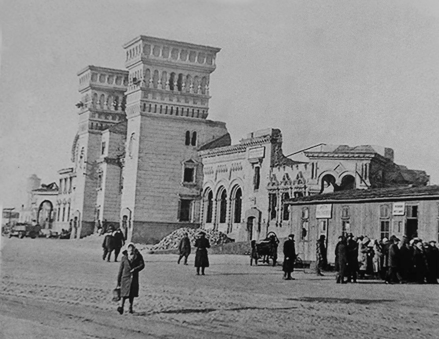 Взорванный мост и руины вокзала: как выглядел Днепр 76 лет назад - рис. 1