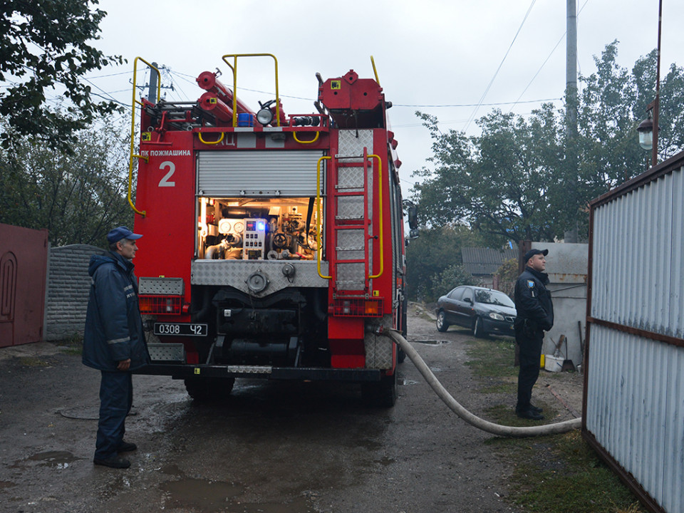 В Днепре пятнадцать пожарных более двух часов тушили частный дом - рис. 1