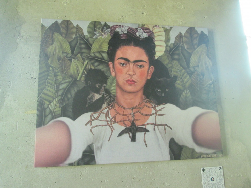 В Днепре показали селфи Фриды Кало и статуи в футболках - рис. 2