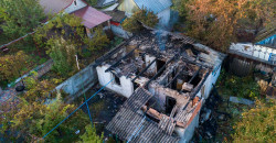 В Днепре на Мирном полностью сгорел жилой дом - рис. 13