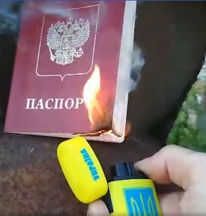 Военный из днепропетровской бригады сжег свой российский паспорт - рис. 1