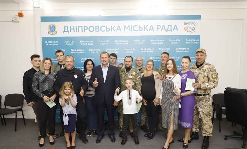 Борис Филатов вручил семьям пяти украинских военных ключи от новых квартир - рис. 1