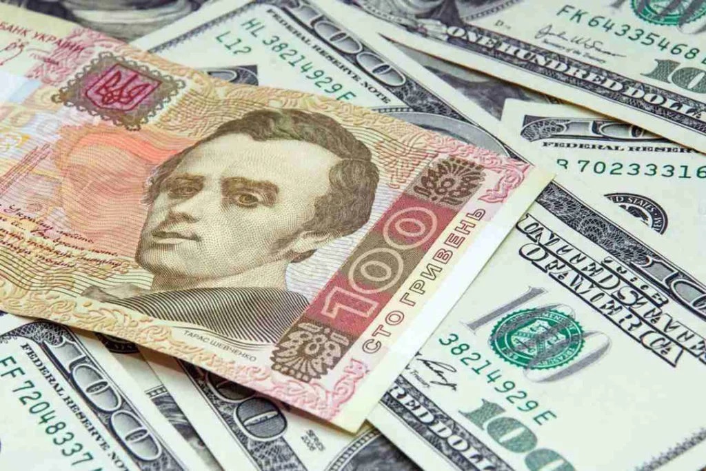 Гривна снизилась к доллару и евро - рис. 1