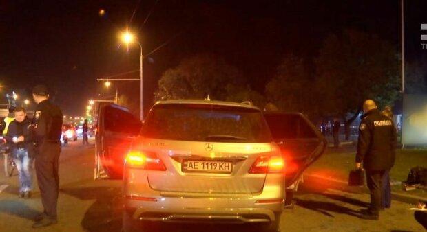 Ночной мститель: хулиган с кирпичем разбивает авто в Днепре - рис. 1
