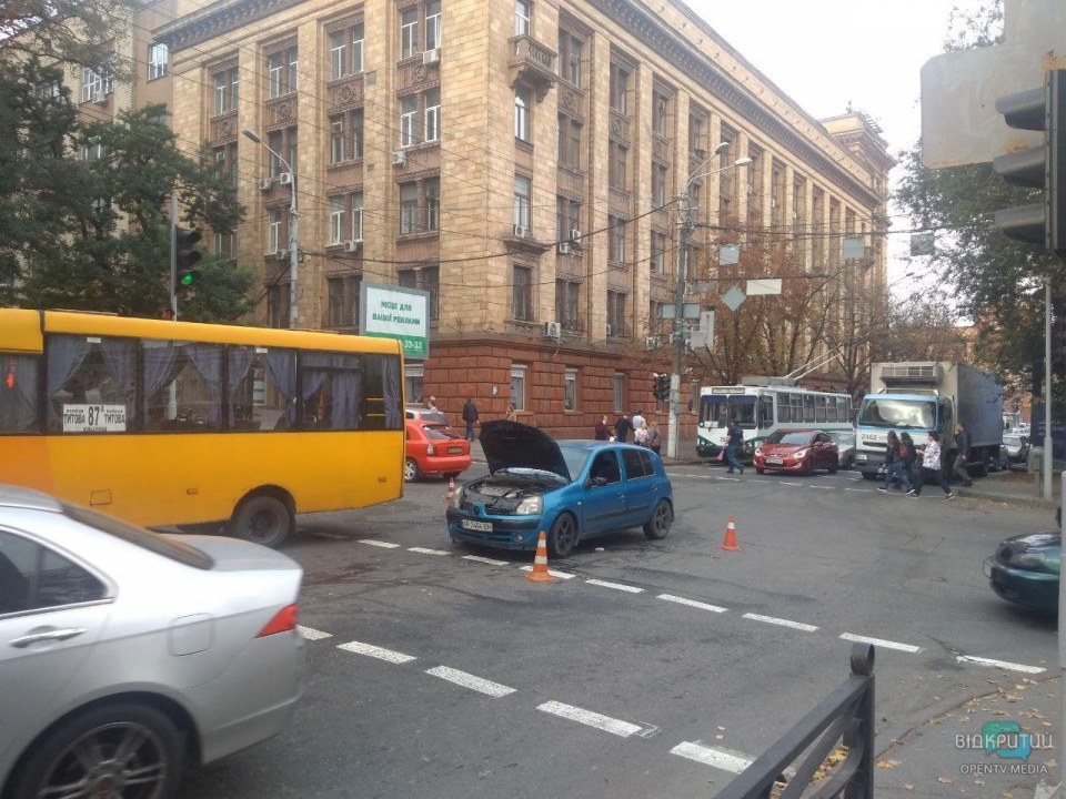 ДТП с участием маршрутки в центре Днепра: пострадал один человек - рис. 1