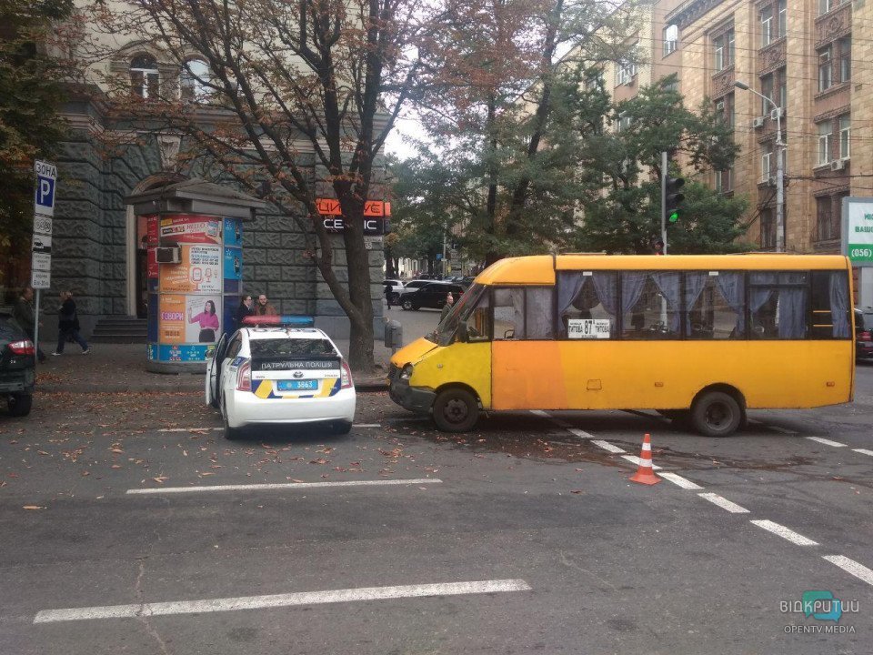 ДТП с участием маршрутки в центре Днепра: пострадал один человек - рис. 2