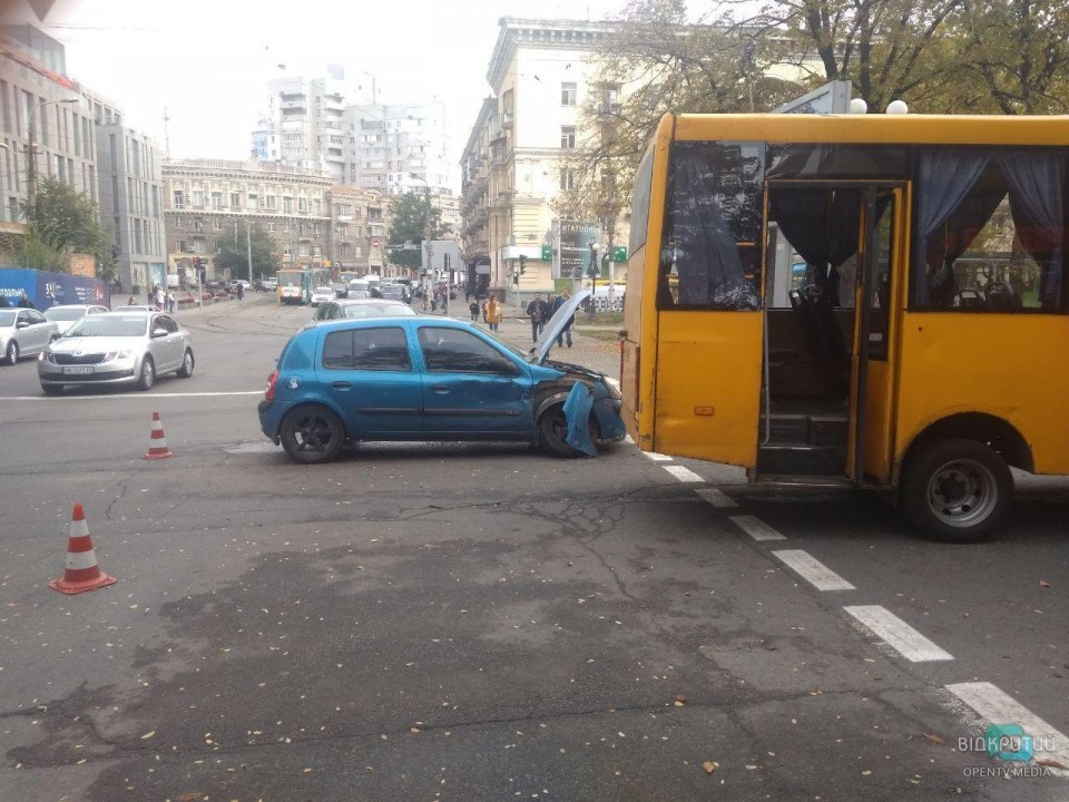 ДТП с участием маршрутки в центре Днепра: пострадал один человек - рис. 4