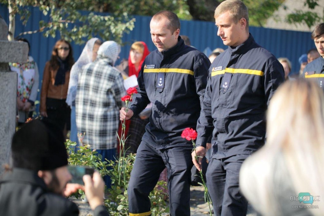 В Днепре почтили память погибших во время взрыва дома по улице Мандрыковская - рис. 4