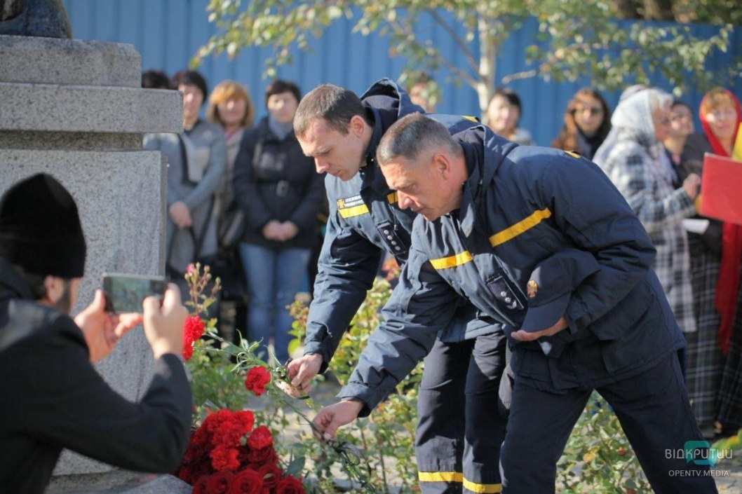 В Днепре почтили память погибших во время взрыва дома по улице Мандрыковская - рис. 12