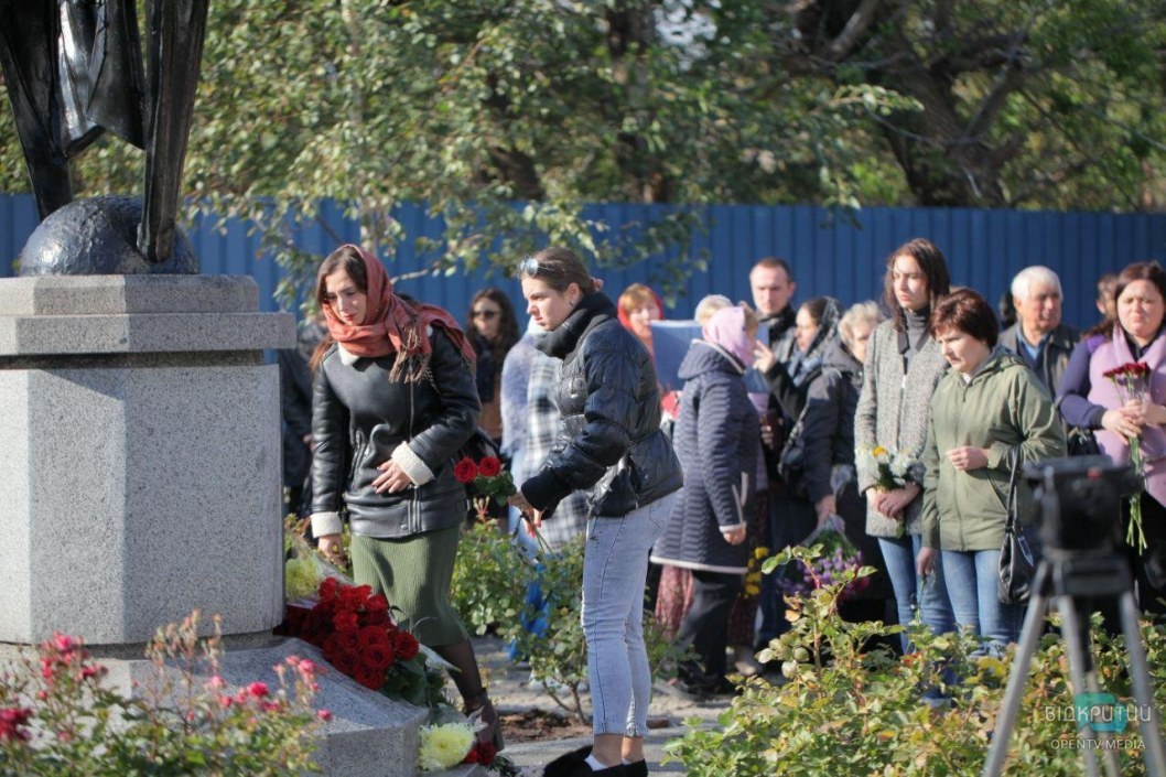 В Днепре почтили память погибших во время взрыва дома по улице Мандрыковская - рис. 13