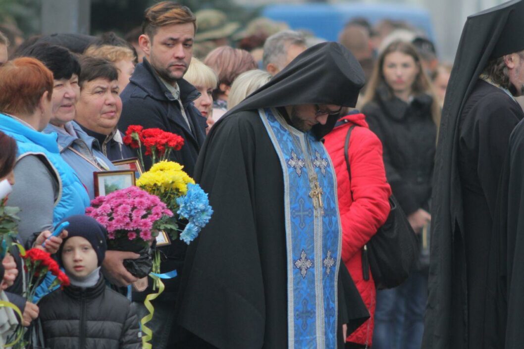 В Днепре возложили цветы в память о погибших на Донбассе: как это было - рис. 5