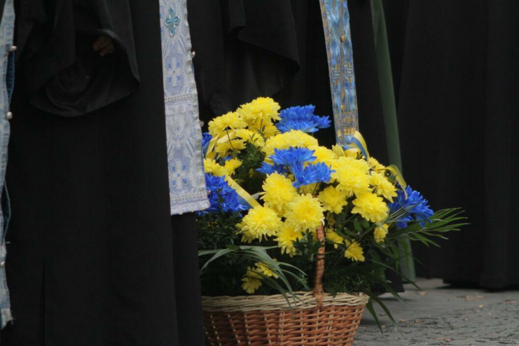 В Днепре возложили цветы в память о погибших на Донбассе: как это было - рис. 2
