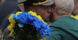 В Днепре возложили цветы в память о погибших на Донбассе: как это было - рис. 11