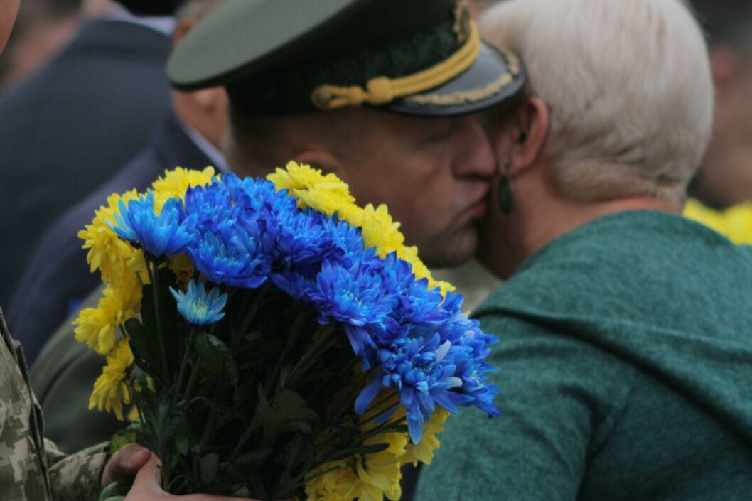 В Днепре возложили цветы в память о погибших на Донбассе: как это было - рис. 1