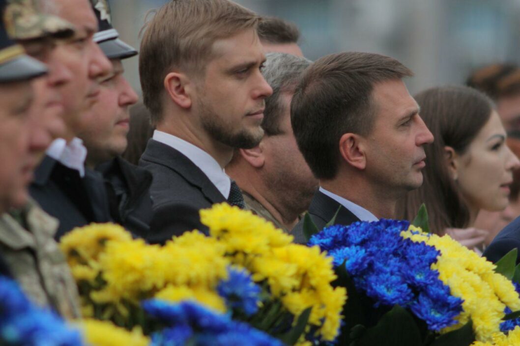 В Днепре возложили цветы в память о погибших на Донбассе: как это было - рис. 7