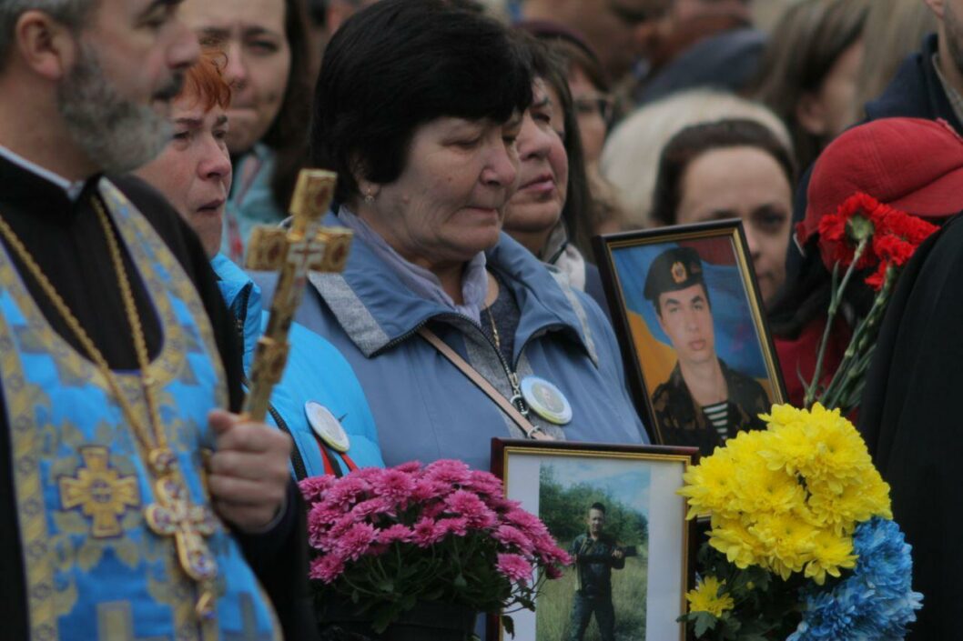 В Днепре возложили цветы в память о погибших на Донбассе: как это было - рис. 8