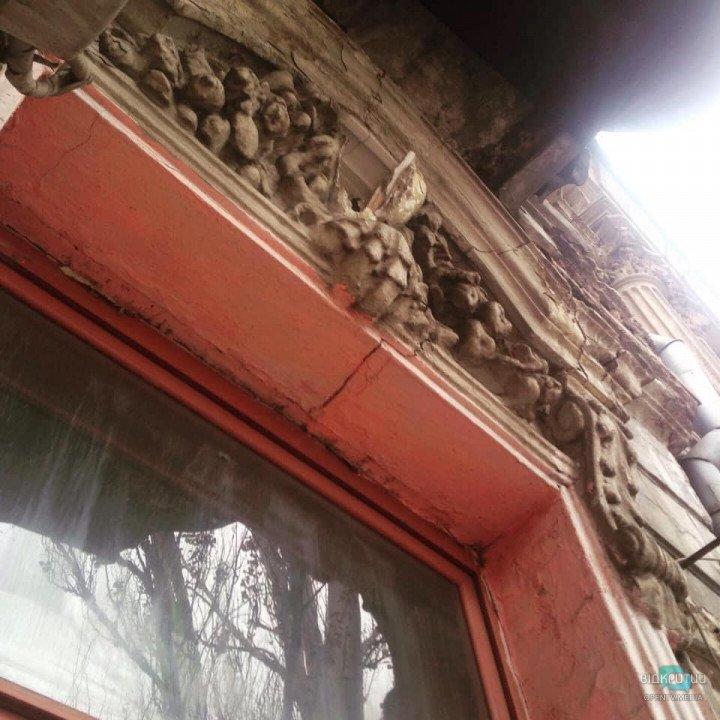 Нареставрировали: в Днепре пошёл трещинами дом с гномами на Гончара - рис. 1
