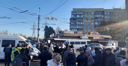 Сейчас там не проехать: толпа снова перекрыла Донецкое шоссе - рис. 10