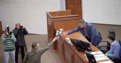 В Днепре на сессии горсовета мэр Филатов подарил своему заму Лысенко "скелет собаки" - рис. 9