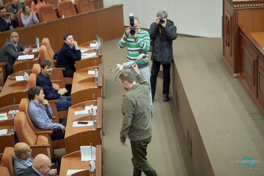 В Днепре на сессии горсовета мэр Филатов подарил своему заму Лысенко "скелет собаки" - рис. 3