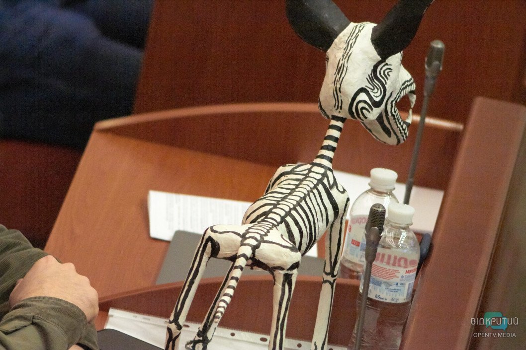 В Днепре на сессии горсовета мэр Филатов подарил своему заму Лысенко "скелет собаки" - рис. 5